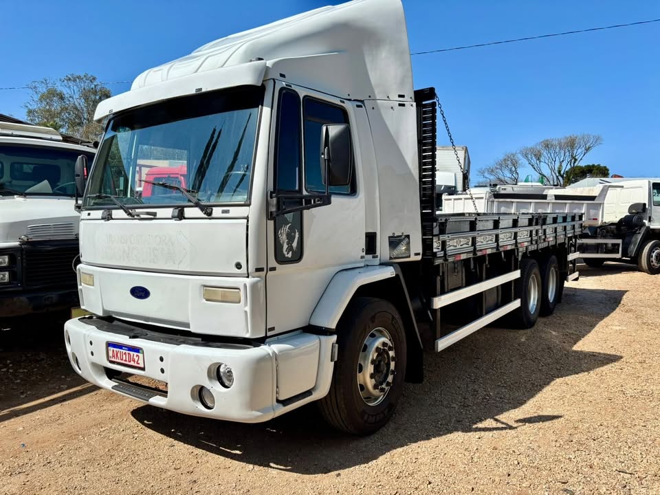 Caminhão FORD CARGO 4031 Grade Baixa ANO 2003