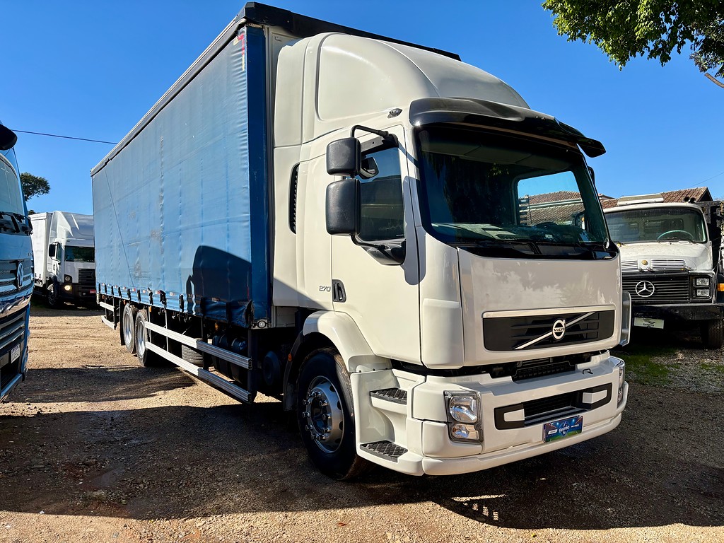 Caminhão VOLVO VM 270 Baú Sider ANO 2013