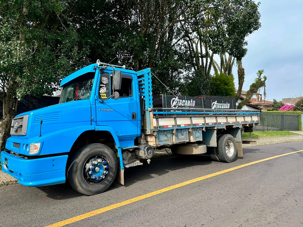 Caminhão MERCEDES BENZ MB 1418 Carroceria ANO 2001