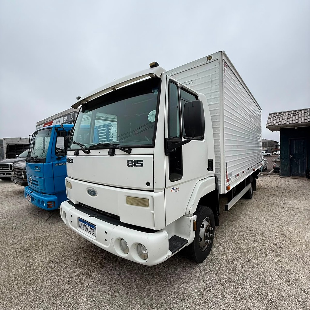 Caminhão FORD CARGO 815 Baú Furgão ANO 2001