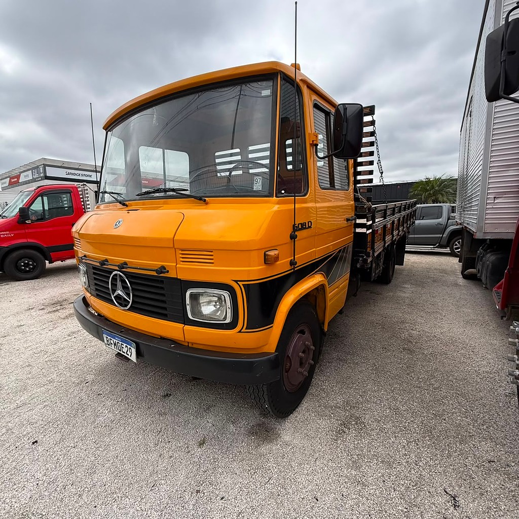 Caminhão MERCEDES BENZ MB 608 Carroceria ANO 1984
