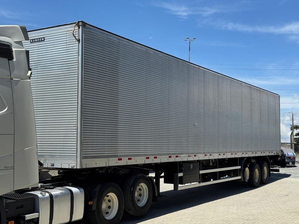 BAÚ RANDON 30 PALETES – 2025 de TB Trucks Caminhões no Paraná