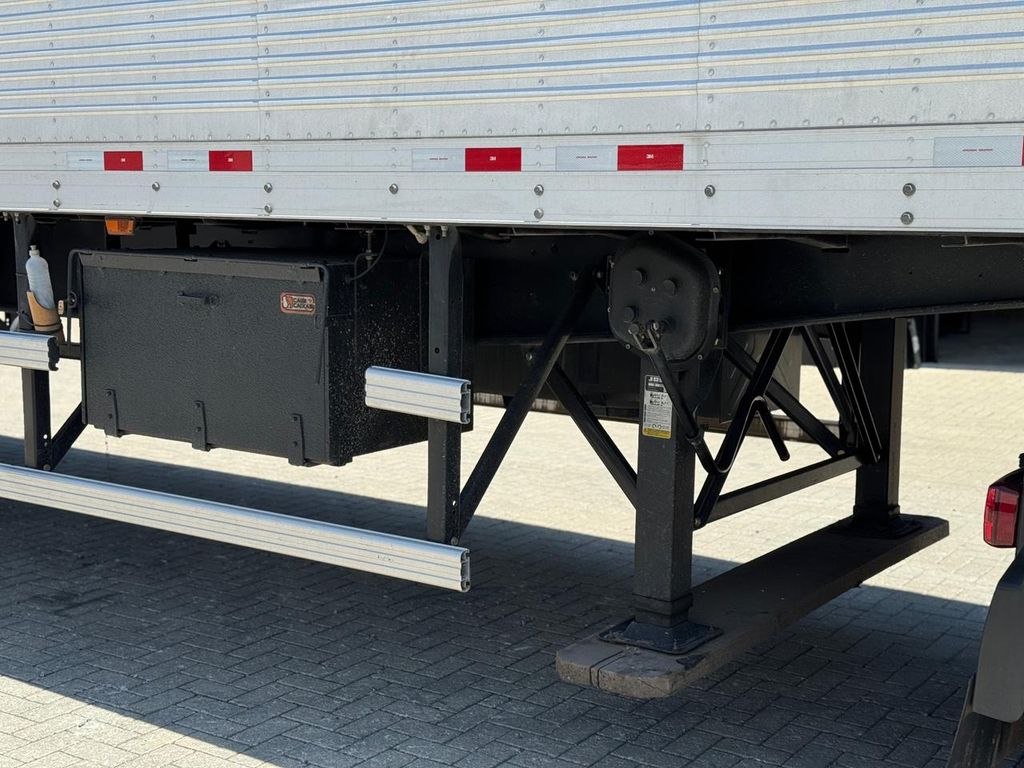 BAÚ RANDON 30 PALETES – 2025 de TB Trucks Caminhões no Paraná