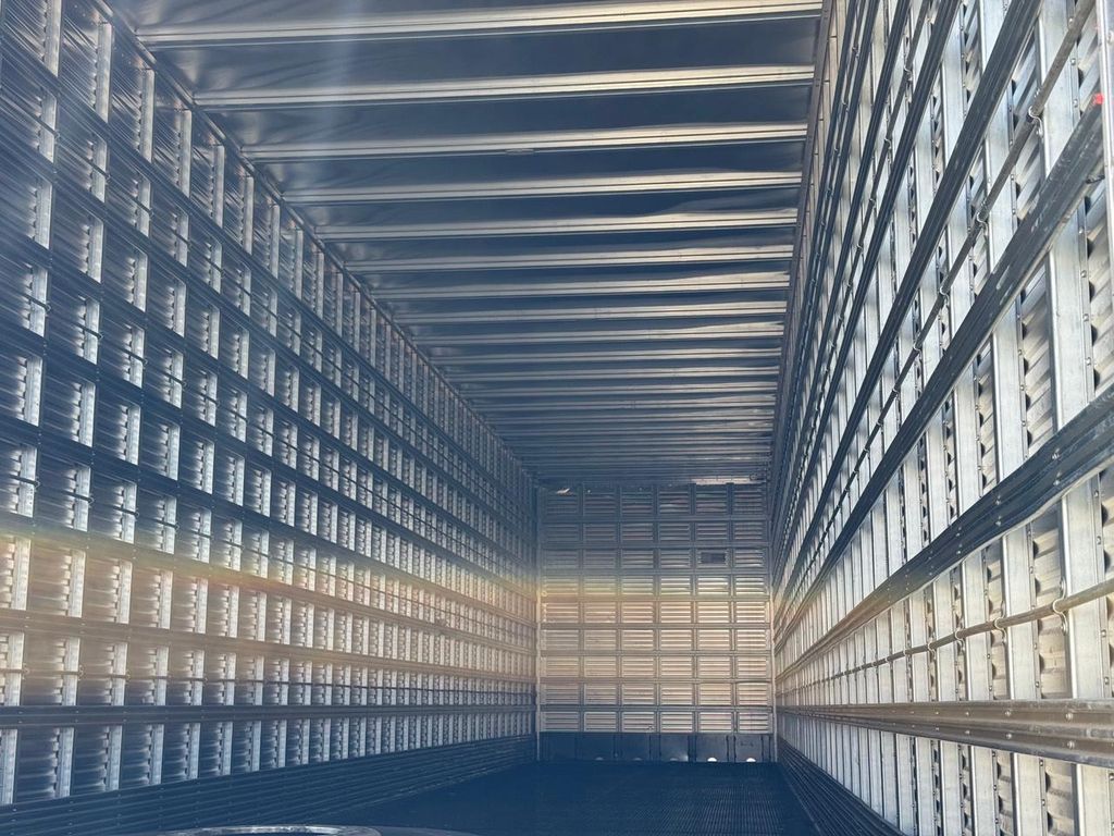 BAÚ RANDON 30 PALETES – 2025 de TB Trucks Caminhões no Paraná