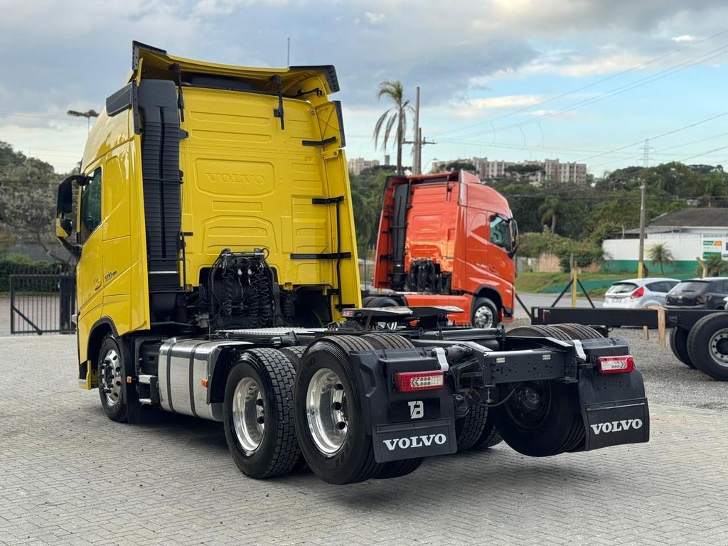 VOLVO FH-500 – 6×2 de TB Trucks Caminhões no Paraná