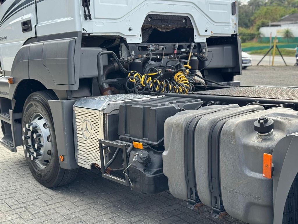 MERCEDES-BENZ Axor 2544 – 6×2 de TB Trucks Caminhões no Paraná