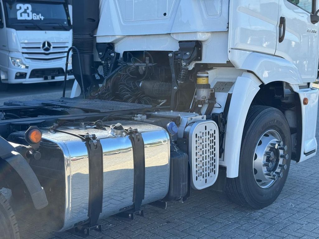 VOLKSWAGEN 25.360 Constellation – 6×2 de TB Trucks Caminhões no Paraná