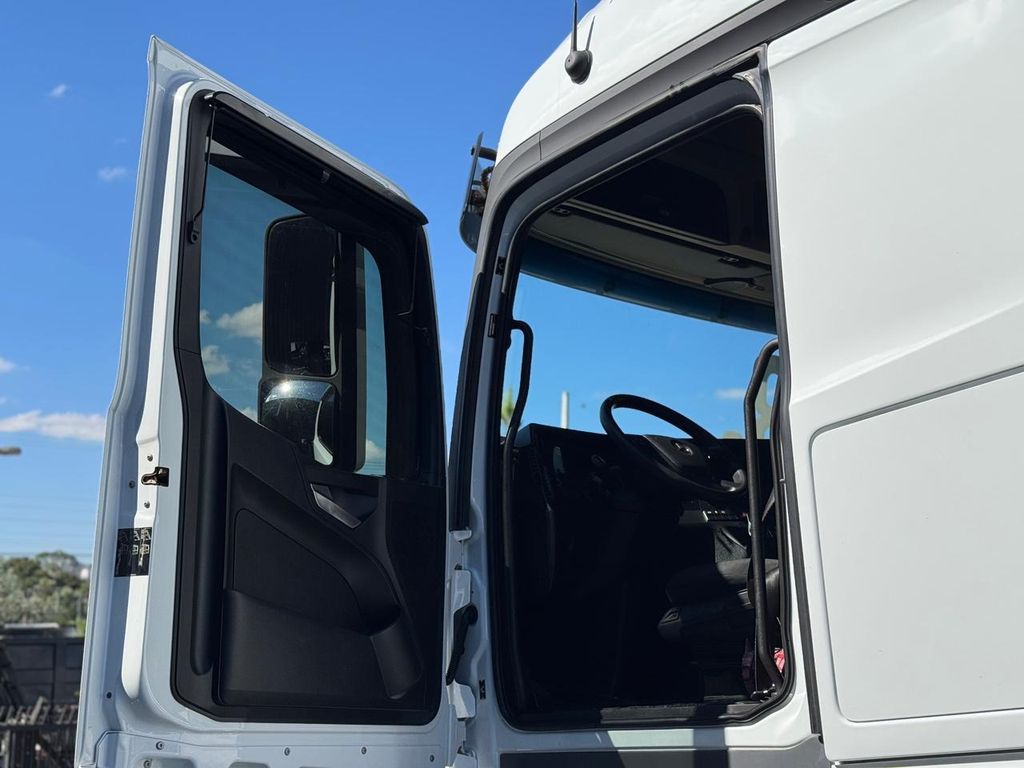 MERCEDES-BENZ Actros 2651 – 6×4 – C/ Retarder de TB Trucks Caminhões no Paraná