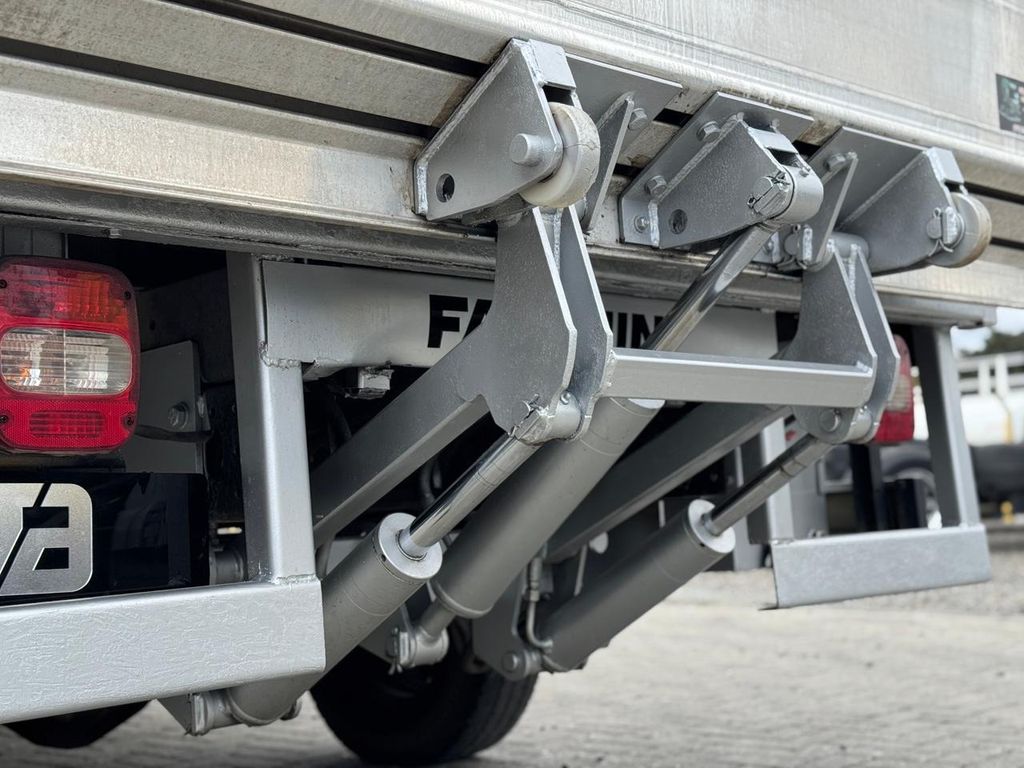 VOLKSWAGEN Delivery Express – 3/4 de TB Trucks Caminhões no Paraná