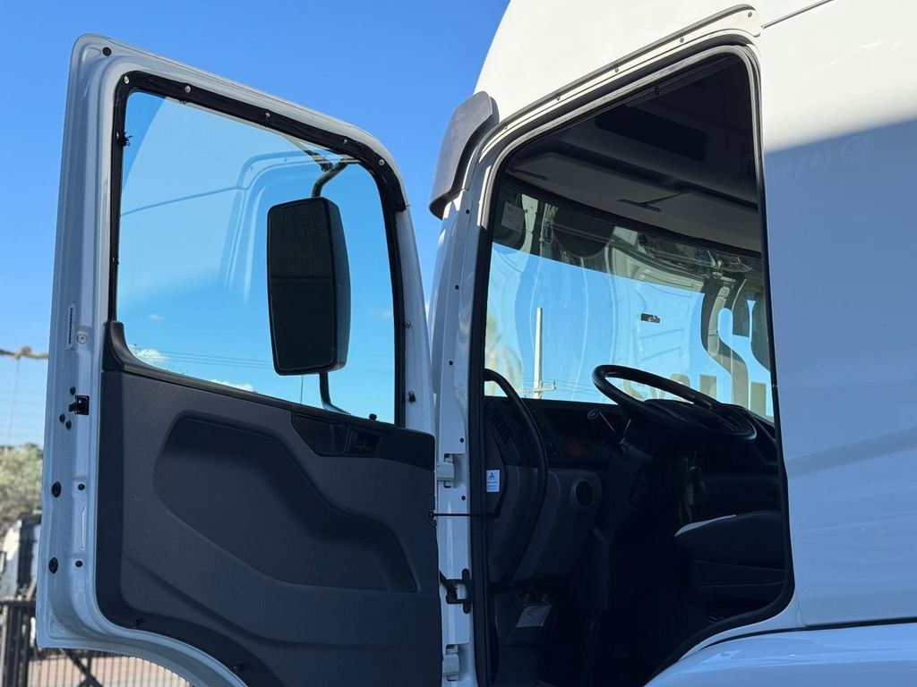 VOLKSWAGEN 25.360 Constellation – 6×2 de TB Trucks Caminhões no Paraná