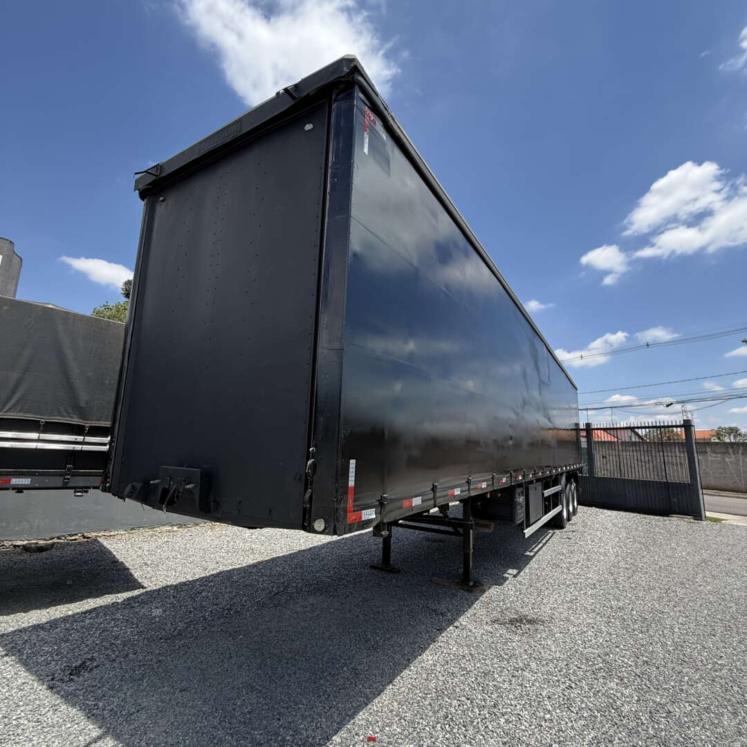Carreta SEMI-REBOQUE BAU SIDER Randon ANO 2013 3 Eixos de M&S Caminhões no Paraná