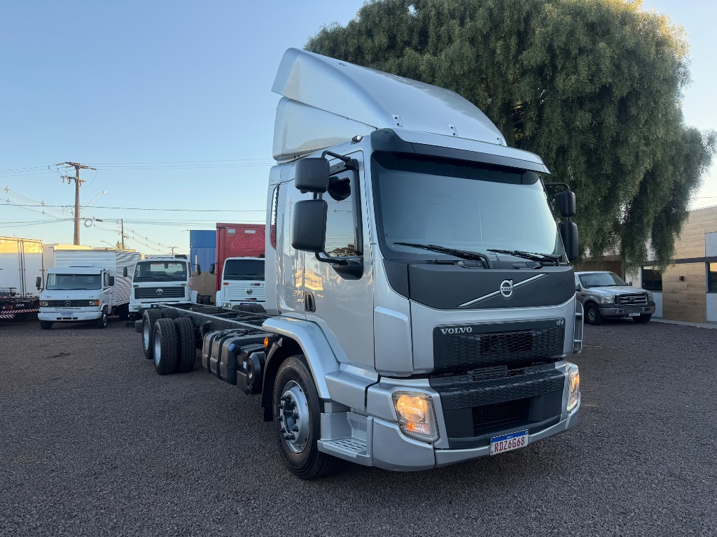 Caminhão VOLVO VM 270 Chassis ANO 2021 de Boscatto Caminhões no Paraná