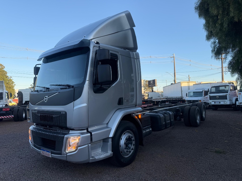 Caminhão VOLVO VM 270 Chassis ANO 2021 de Boscatto Caminhões no Paraná