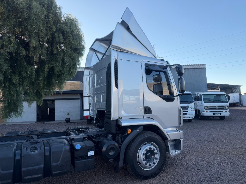 Caminhão VOLVO VM 270 Chassis ANO 2021 de Boscatto Caminhões no Paraná