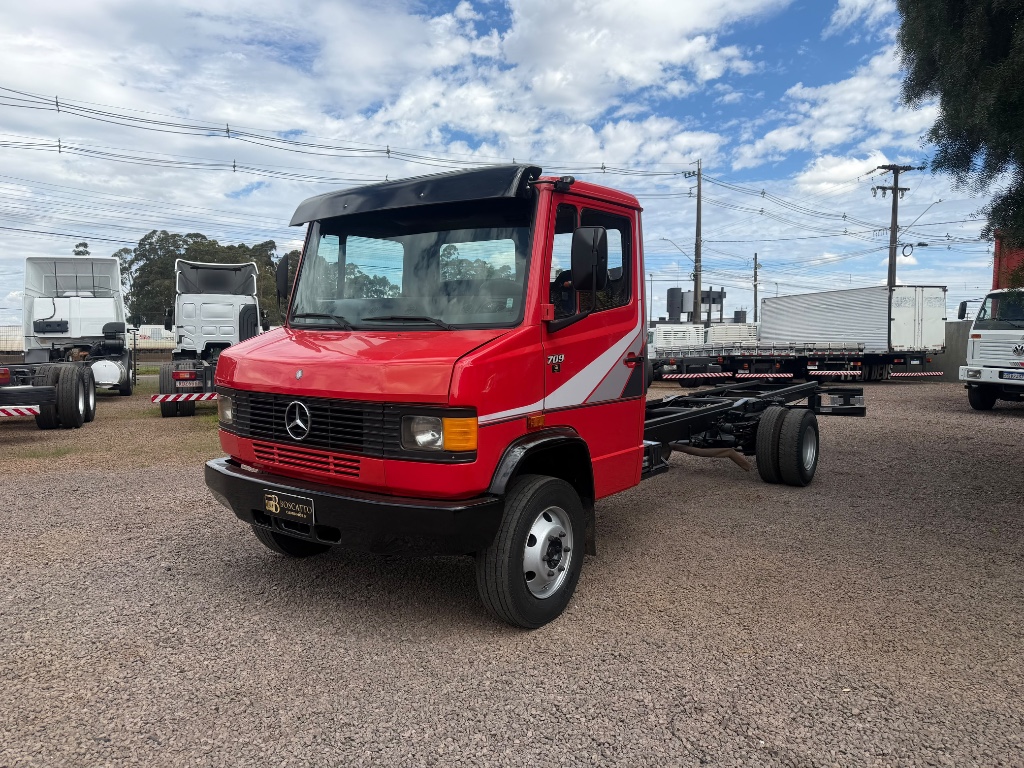 Caminhão MERCEDES BENZ MB 709 Chassis ANO 1992 de Boscatto Caminhões no Paraná
