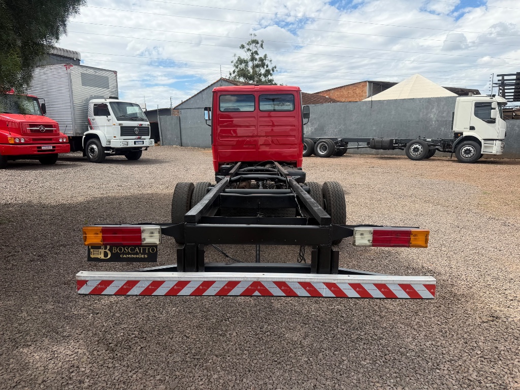 Caminhão MERCEDES BENZ MB 709 Chassis ANO 1992 de Boscatto Caminhões no Paraná