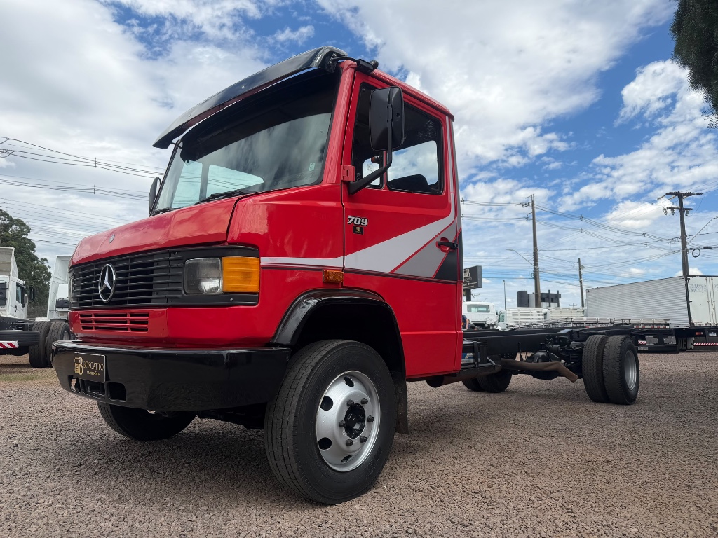 Caminhão MERCEDES BENZ MB 709 Chassis ANO 1992 de Boscatto Caminhões no Paraná