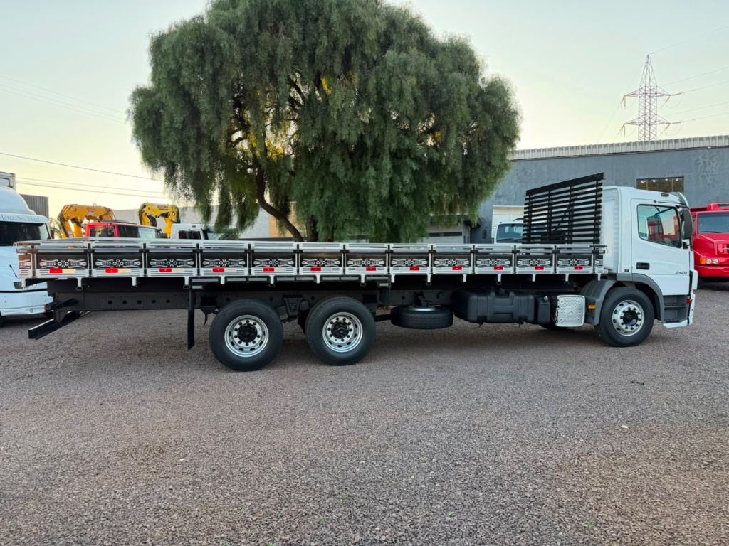 Caminhão MERCEDES BENZ MB 2426 Carroceria ANO 2015 de Boscatto Caminhões no Paraná