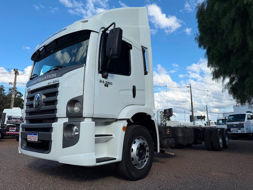 Caminhão VOLKSWAGEN VW 24250 Chassis ANO 2008 de Boscatto Caminhões no Paraná