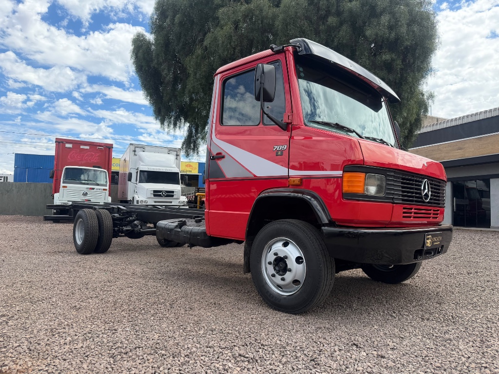Caminhão MERCEDES BENZ MB 709 Chassis ANO 1992 de Boscatto Caminhões no Paraná