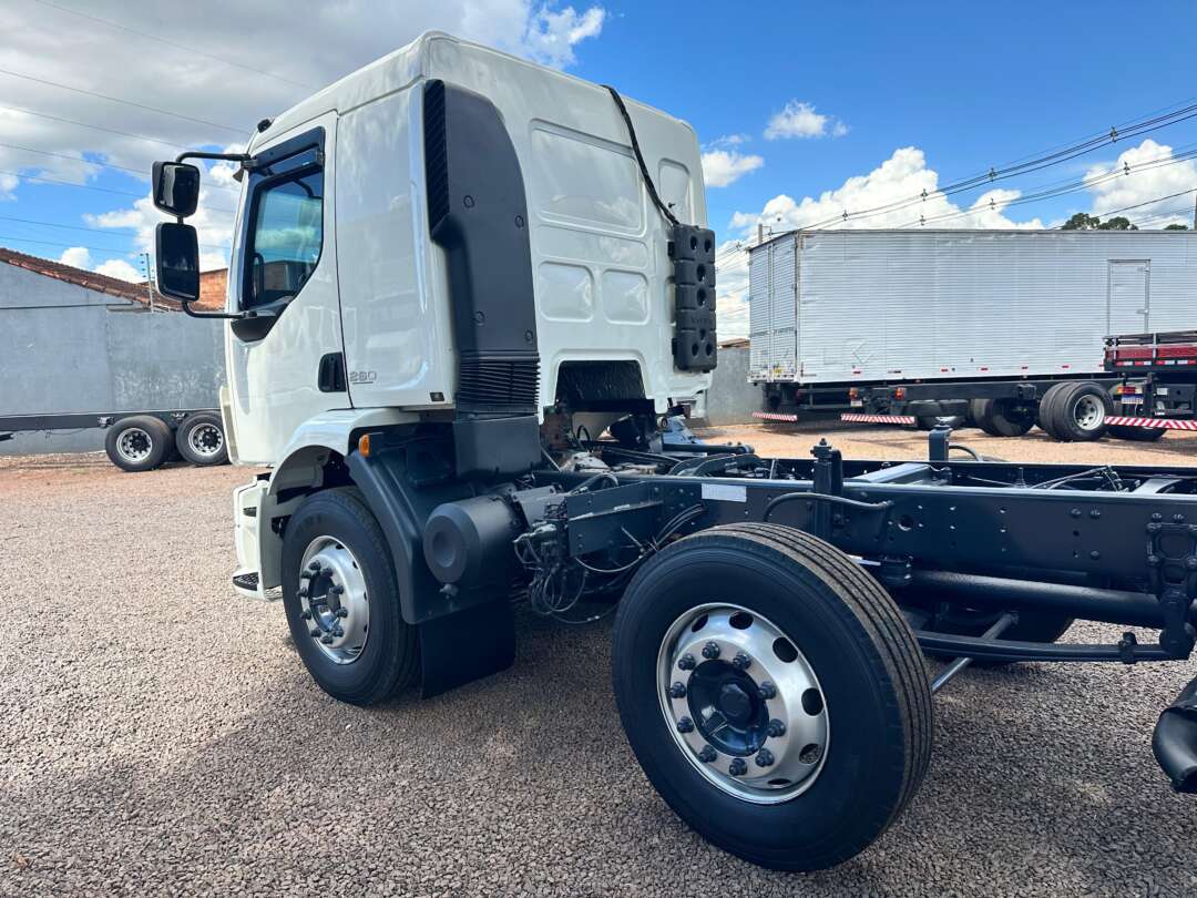 Caminhão VOLVO VM 260 Chassis ANO 2010 de Boscatto Caminhões no Paraná