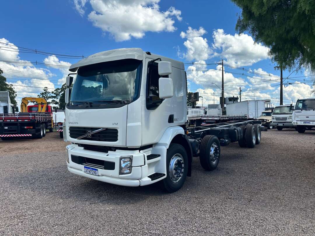 Caminhão VOLVO VM 260 Chassis ANO 2010 de Boscatto Caminhões no Paraná