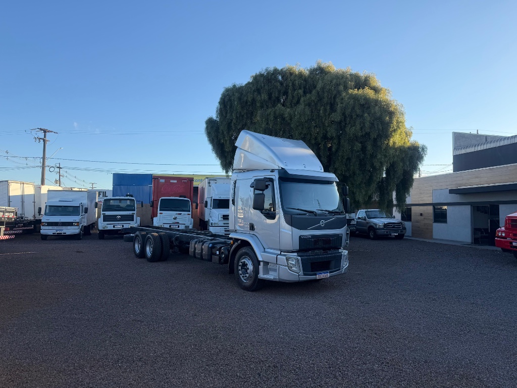 Caminhão VOLVO VM 270 Chassis ANO 2021 de Boscatto Caminhões no Paraná