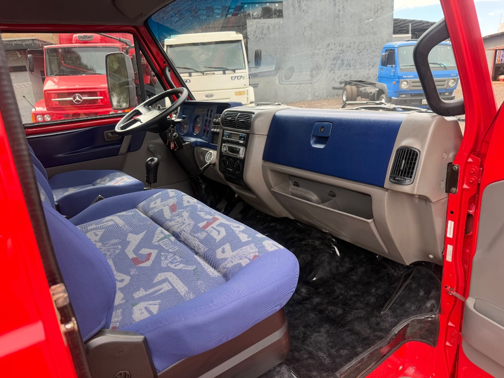 Caminhão VOLKSWAGEN VW 8120 Caçamba Basculante ANO 2007 de Boscatto Caminhões no Paraná