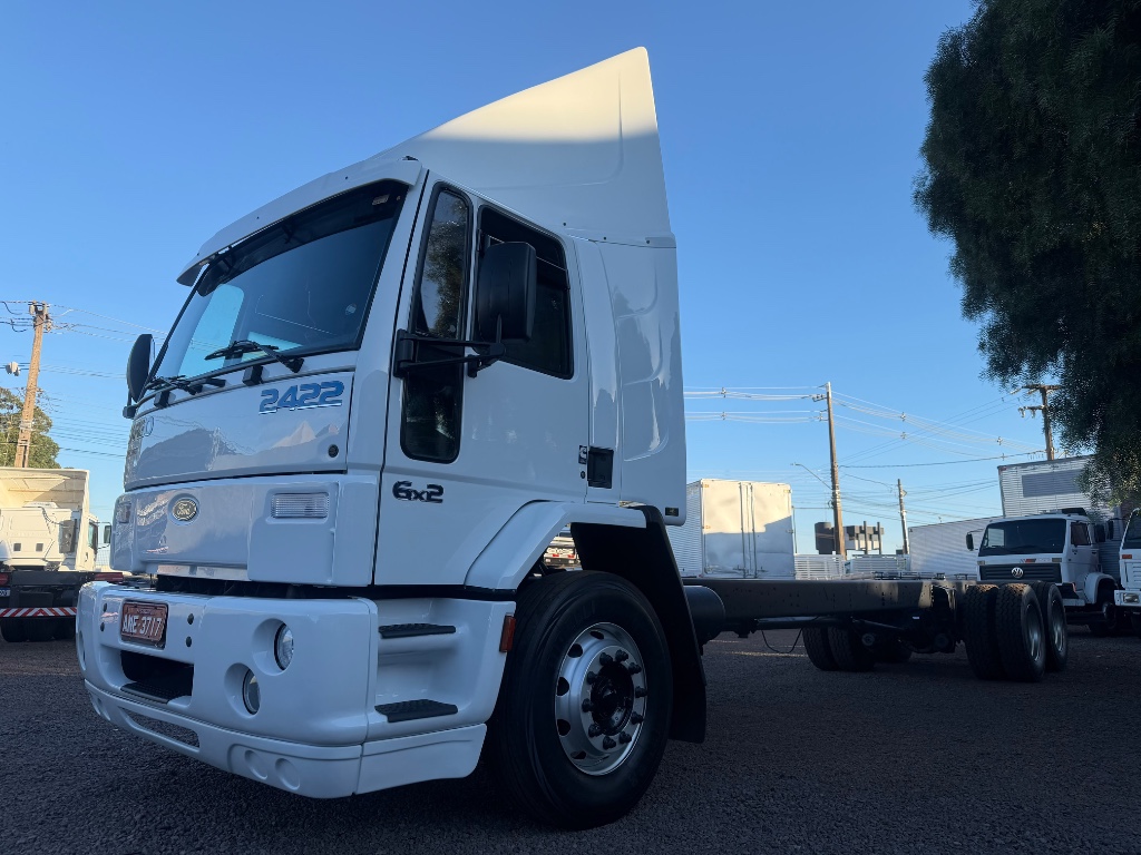Caminhão FORD CARGO 2422 Chassis ANO 2005 de Boscatto Caminhões no Paraná