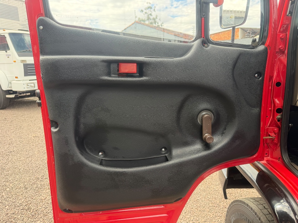 Caminhão MERCEDES BENZ MB 709 Chassis ANO 1992 de Boscatto Caminhões no Paraná