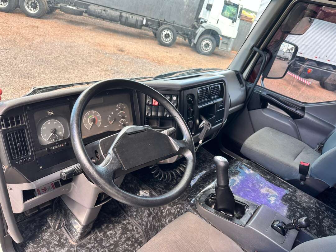 Caminhão VOLVO VM 260 Chassis ANO 2010 de Boscatto Caminhões no Paraná