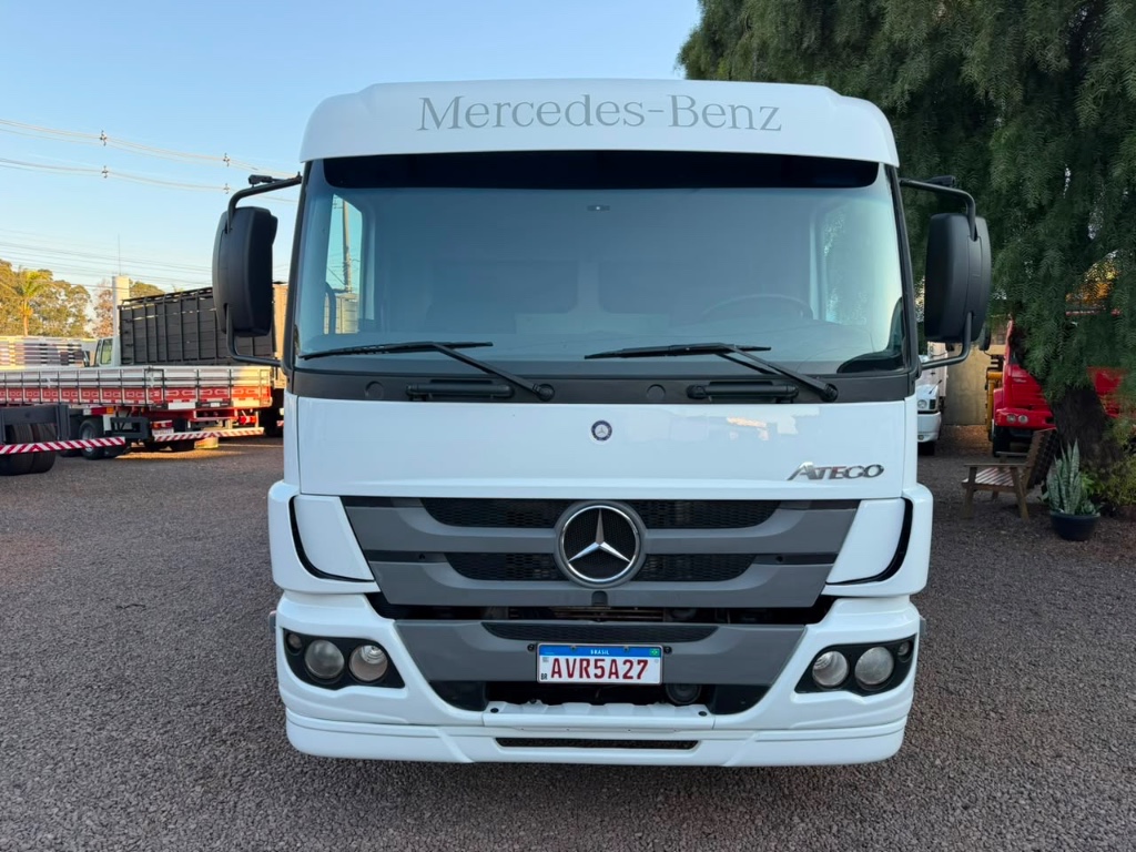 Caminhão MERCEDES BENZ MB 2426 Carroceria ANO 2015 de Boscatto Caminhões no Paraná