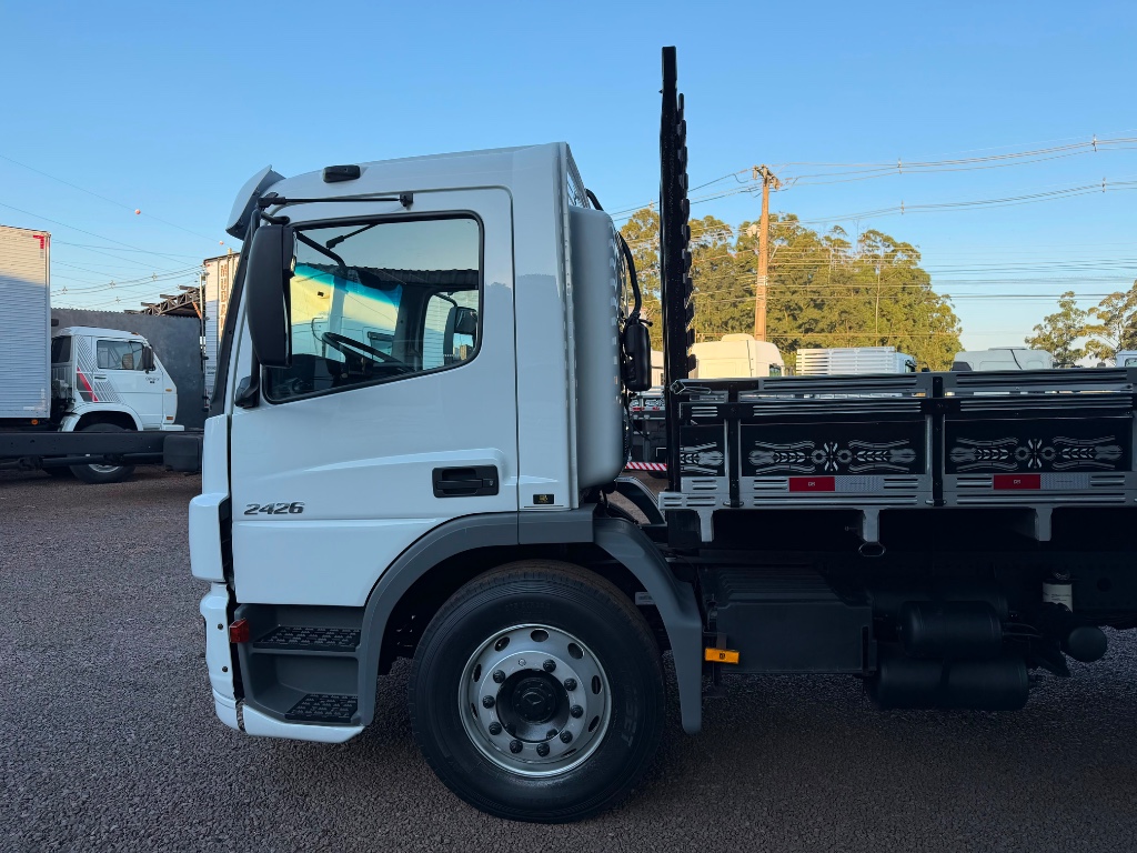 Caminhão MERCEDES BENZ MB 2426 Carroceria ANO 2015 de Boscatto Caminhões no Paraná