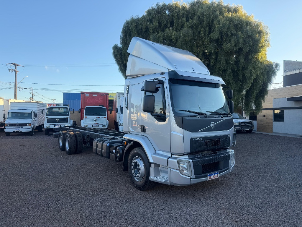 Caminhão VOLVO VM 270 Chassis ANO 2021 de Boscatto Caminhões no Paraná