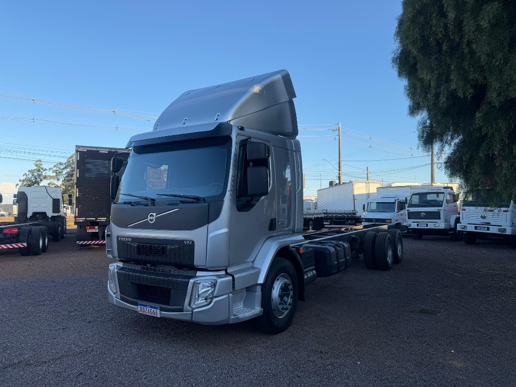 Caminhão VOLVO VM 270 Chassis ANO 2021 de Boscatto Caminhões no Paraná
