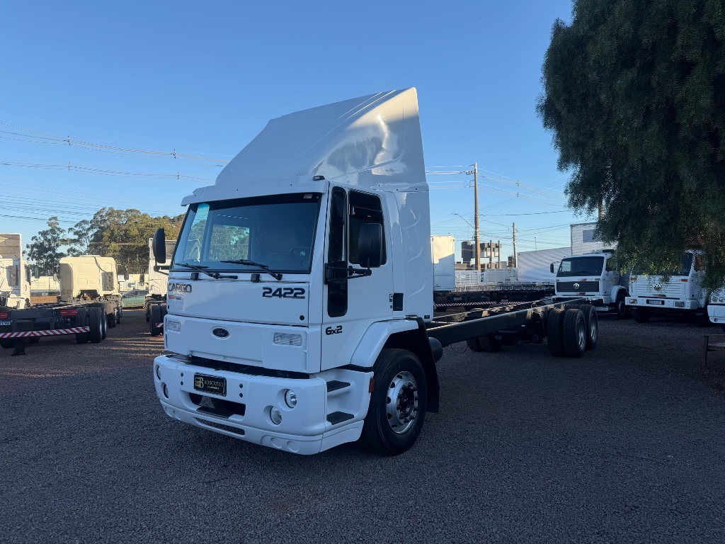 Caminhão FORD CARGO 2422 Chassis ANO 2005 de Boscatto Caminhões no Paraná