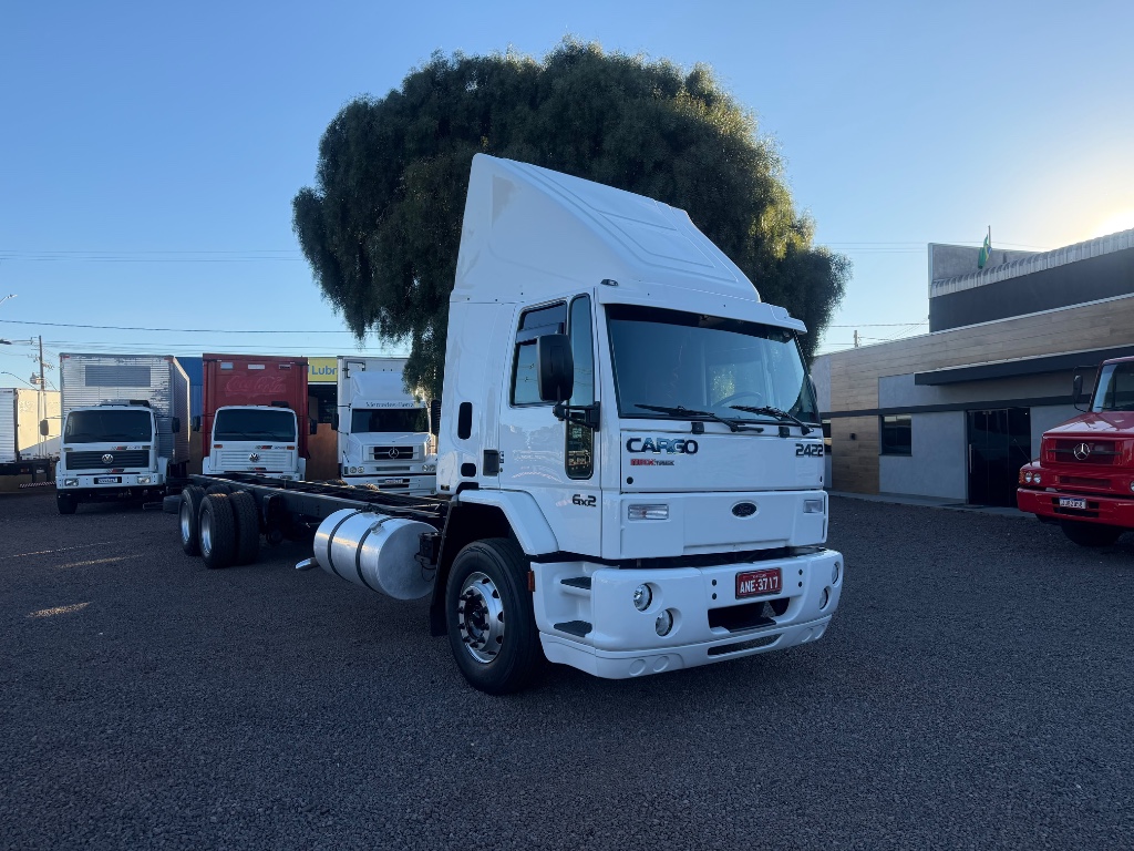 Caminhão FORD CARGO 2422 Chassis ANO 2005 de Boscatto Caminhões no Paraná