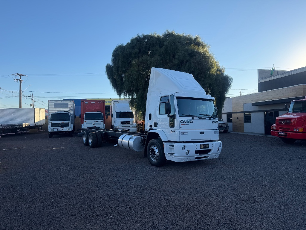Caminhão FORD CARGO 2422 Chassis ANO 2005 de Boscatto Caminhões no Paraná