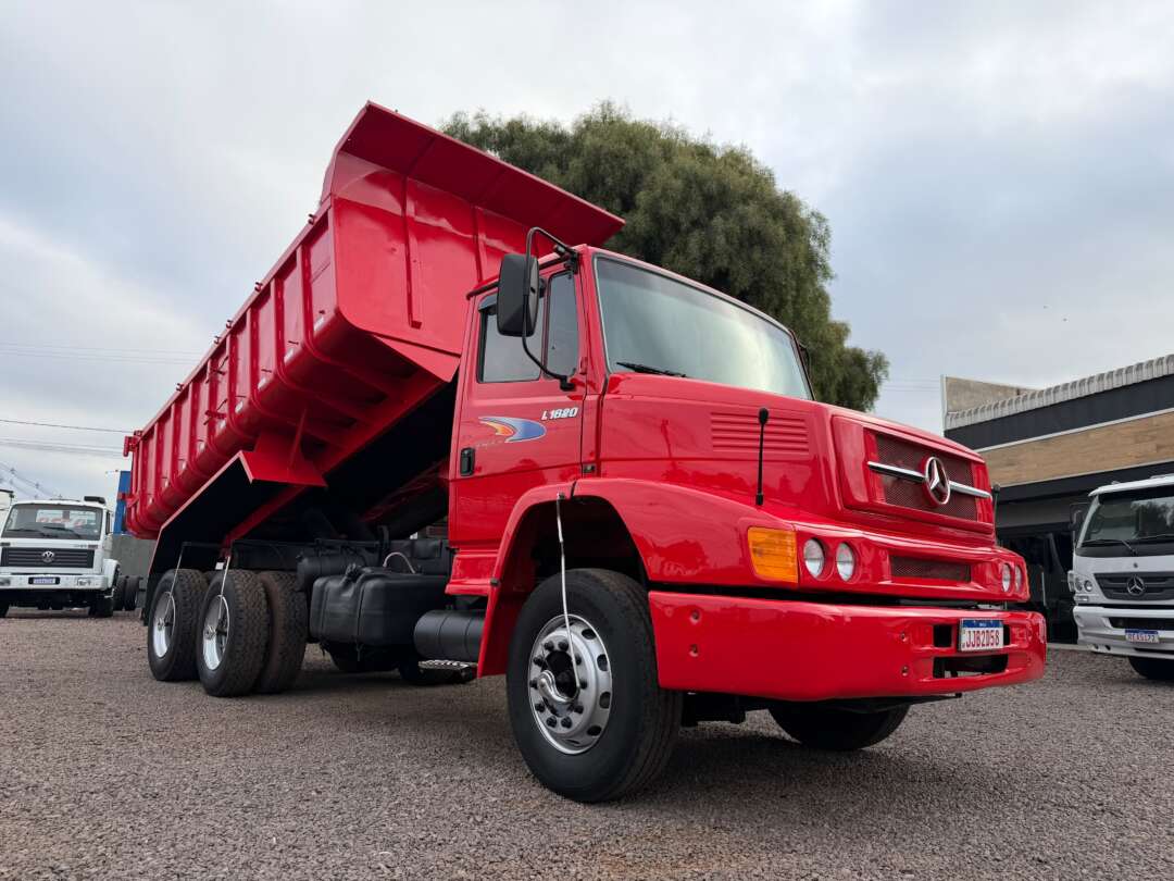 Caminhão MERCEDES BENZ MB 1620 Caçamba Basculante ANO 2004 de Boscatto Caminhões no Paraná
