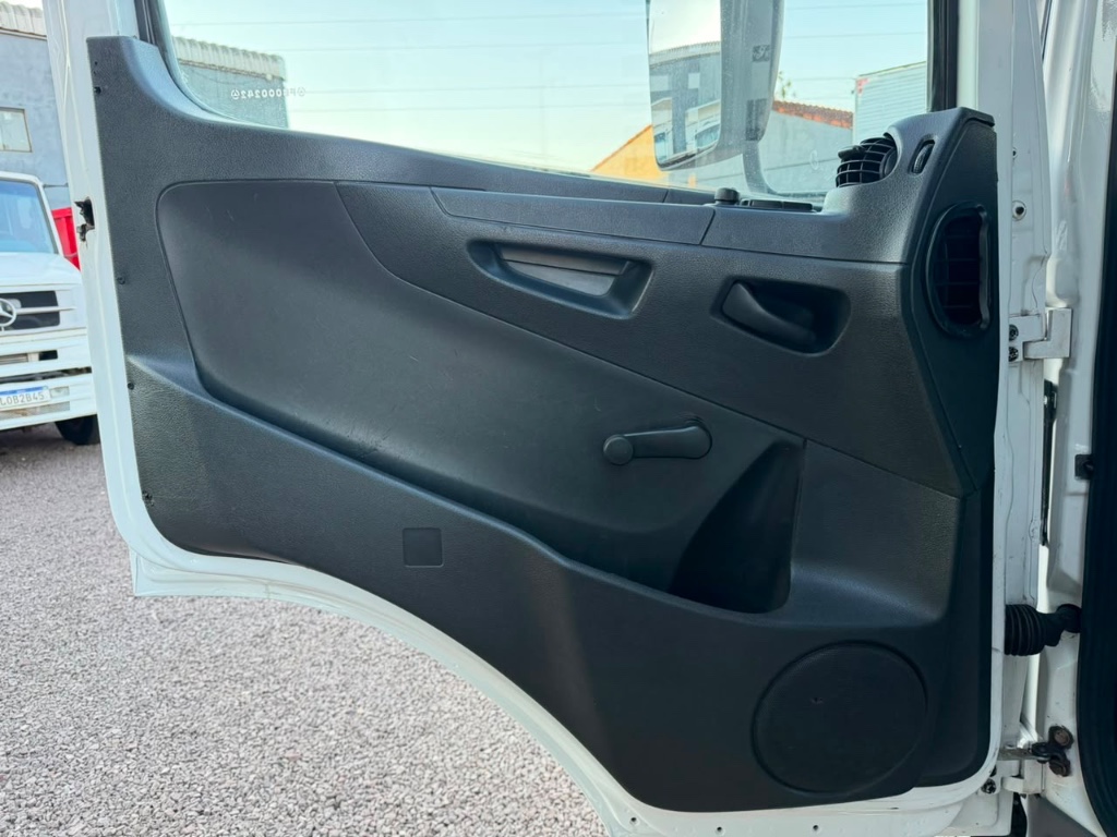 Caminhão MERCEDES BENZ MB 2426 Carroceria ANO 2015 de Boscatto Caminhões no Paraná