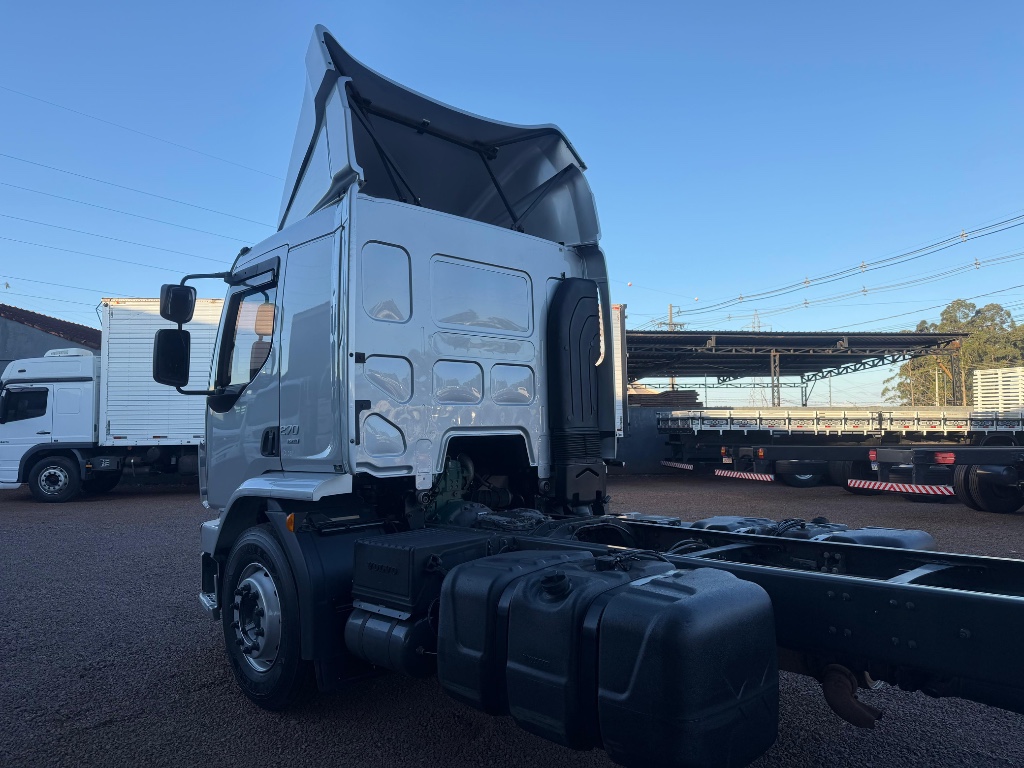 Caminhão VOLVO VM 270 Chassis ANO 2021 de Boscatto Caminhões no Paraná