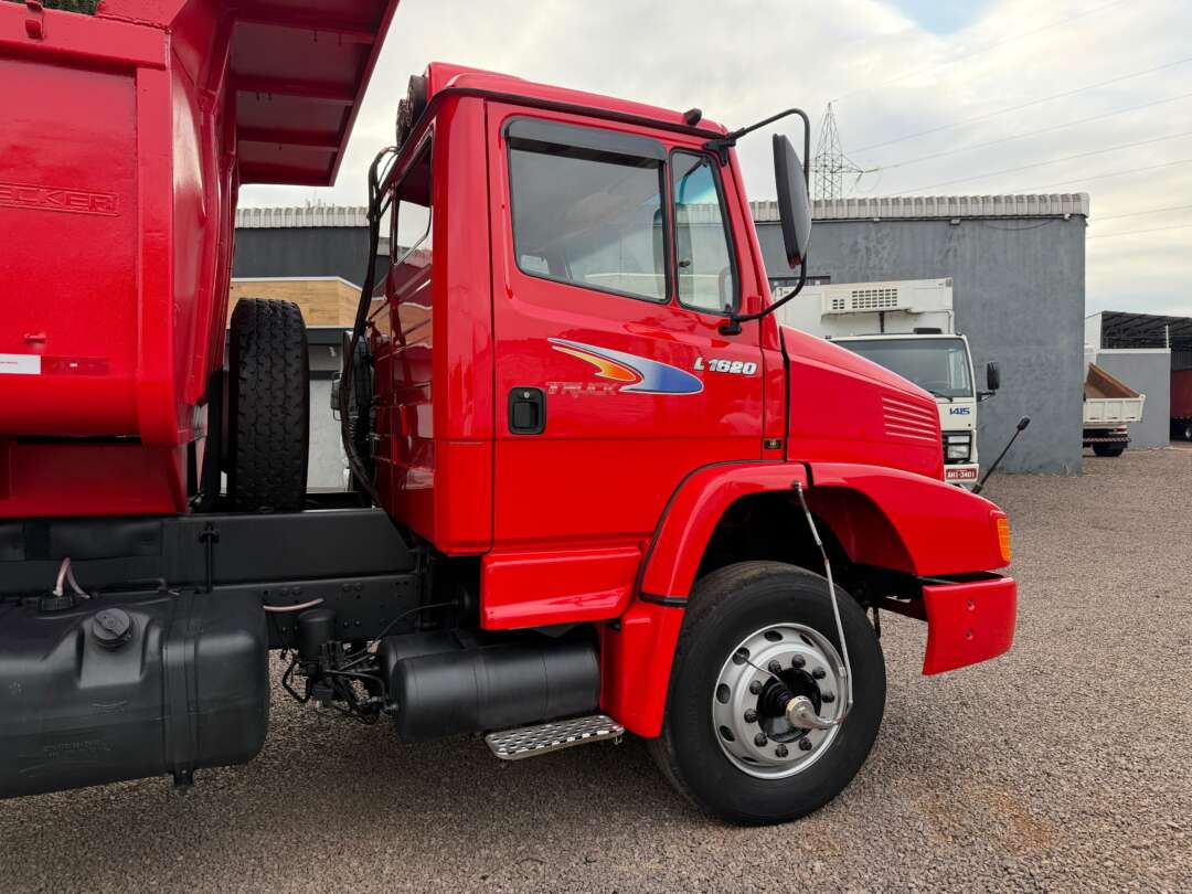 Caminhão MERCEDES BENZ MB 1620 Caçamba Basculante ANO 2004 de Boscatto Caminhões no Paraná
