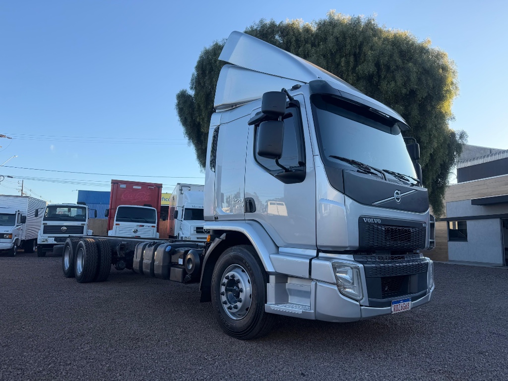 Caminhão VOLVO VM 270 Chassis ANO 2021 de Boscatto Caminhões no Paraná