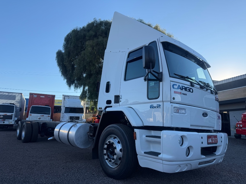 Caminhão FORD CARGO 2422 Chassis ANO 2005 de Boscatto Caminhões no Paraná