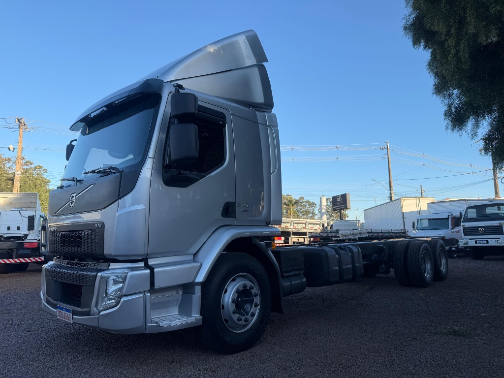 Caminhão VOLVO VM 270 Chassis ANO 2021 de Boscatto Caminhões no Paraná