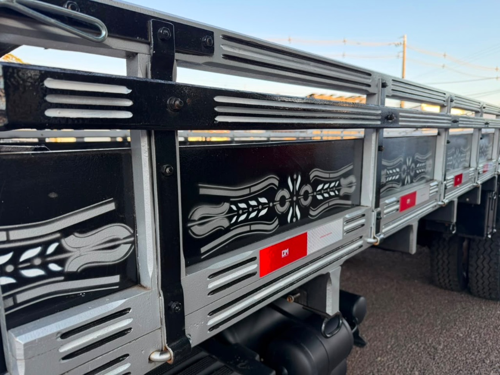 Caminhão MERCEDES BENZ MB 2426 Carroceria ANO 2015 de Boscatto Caminhões no Paraná