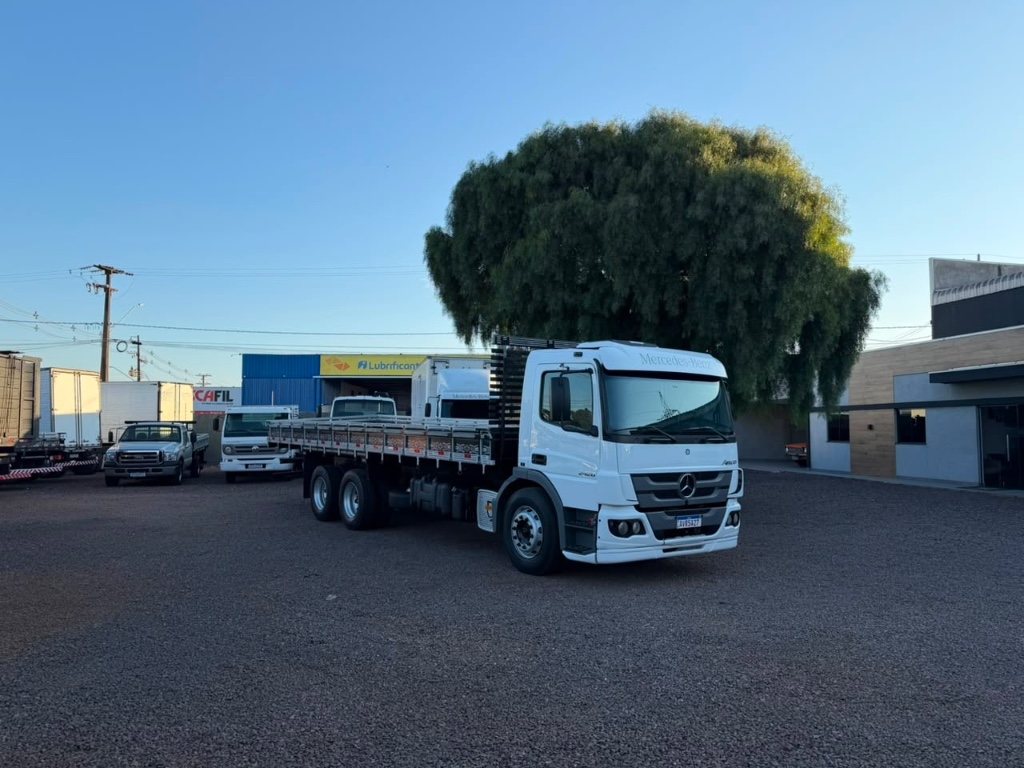 Caminhão MERCEDES BENZ MB 2426 Carroceria ANO 2015 de Boscatto Caminhões no Paraná
