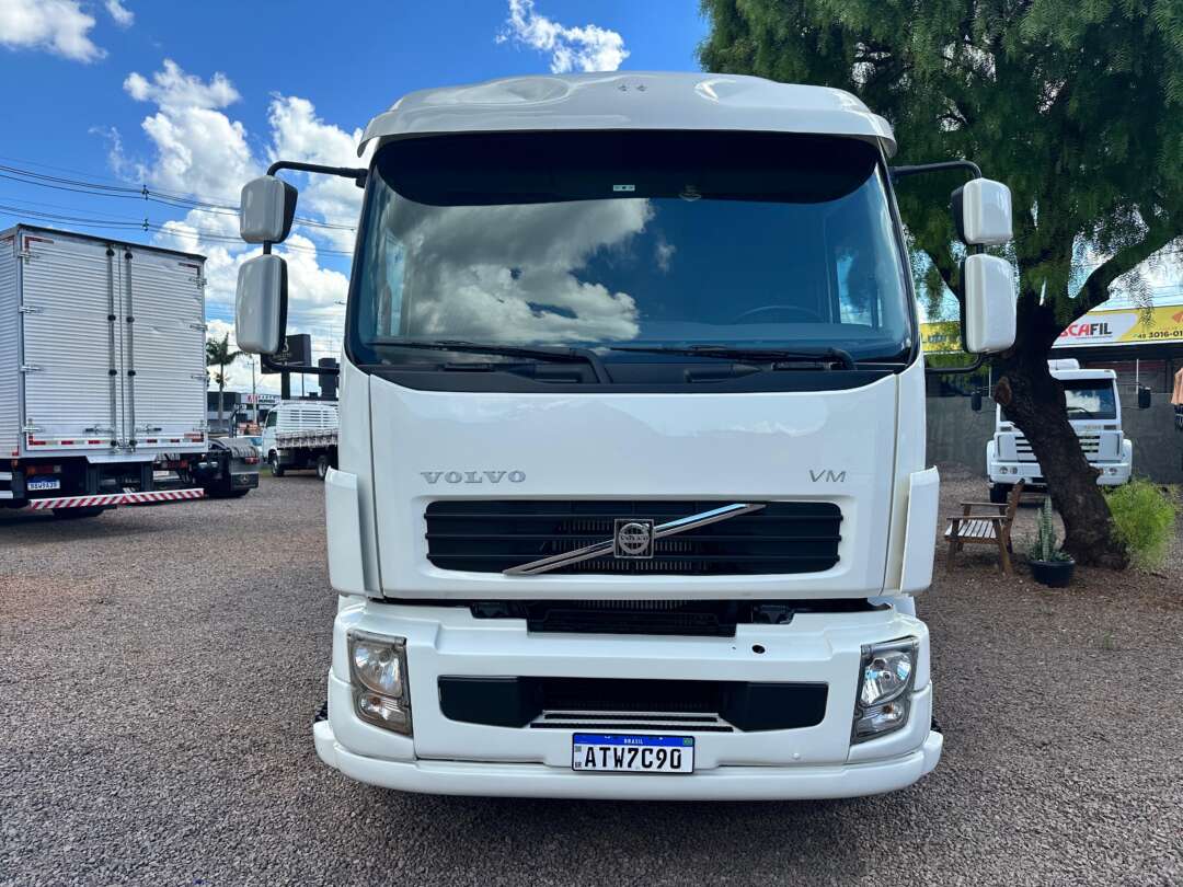 Caminhão VOLVO VM 260 Chassis ANO 2010 de Boscatto Caminhões no Paraná