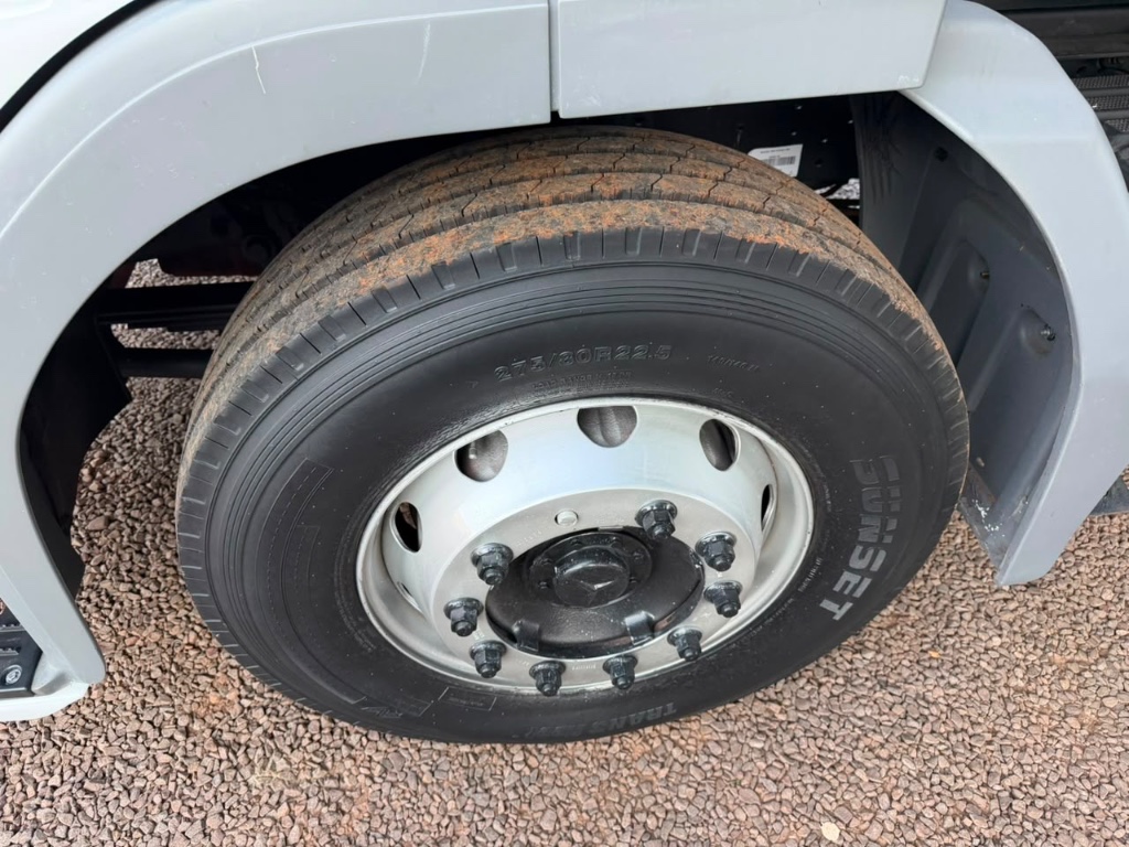 Caminhão MERCEDES BENZ MB 2426 Carroceria ANO 2015 de Boscatto Caminhões no Paraná