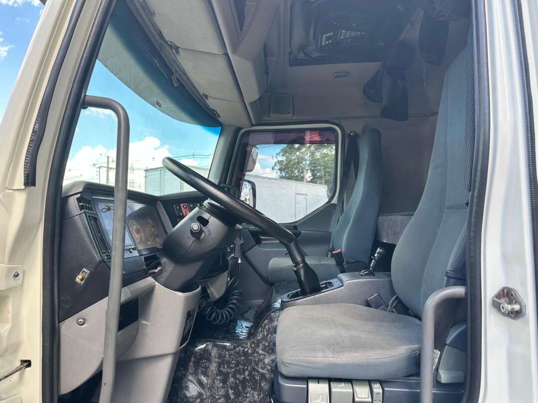 Caminhão VOLVO VM 260 Chassis ANO 2010 de Boscatto Caminhões no Paraná